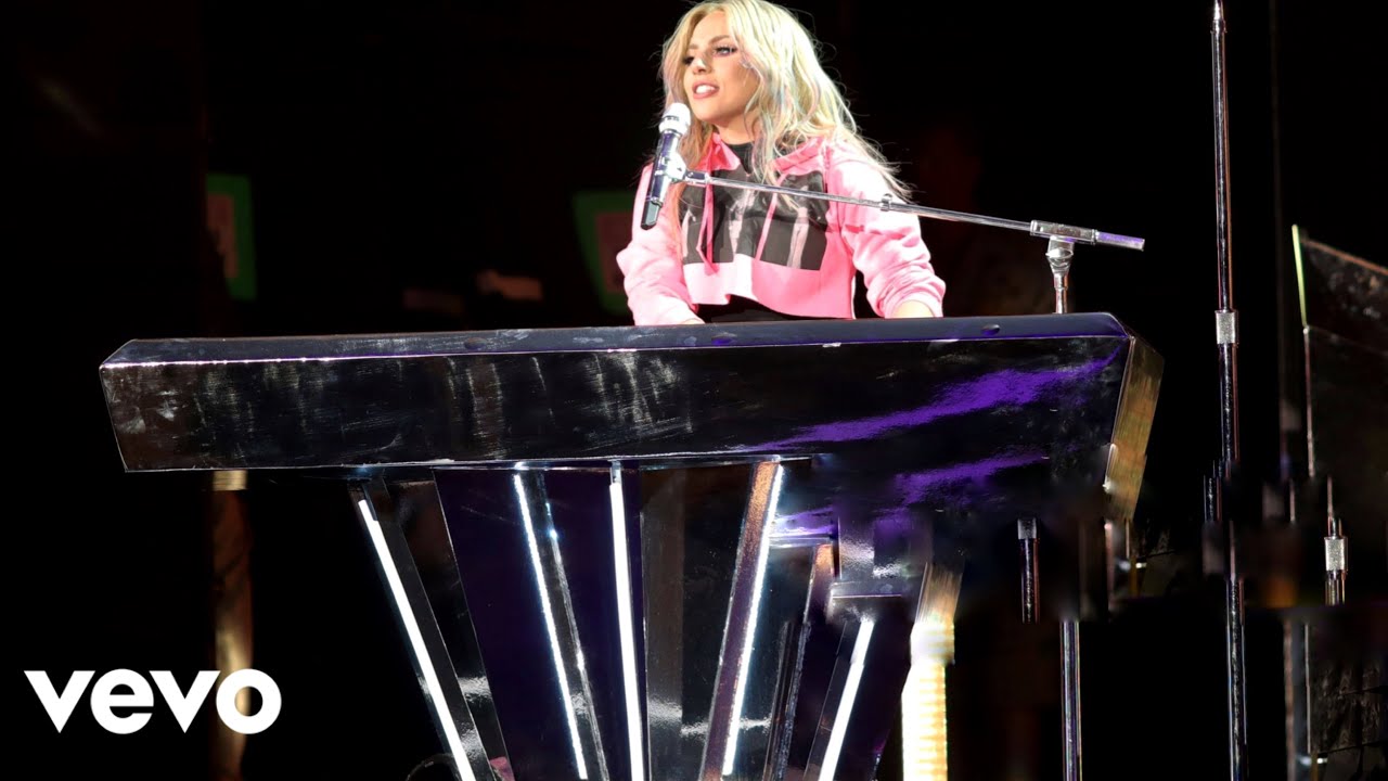 Lady Gaga - The Edge Of Glory (Live at Coachella 2017) Legendado