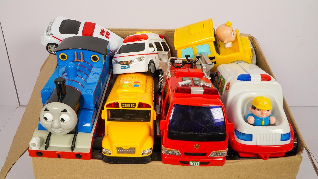 箱に集めた色々な救急車のミニカーをチェックして坂道を走行テスト！
