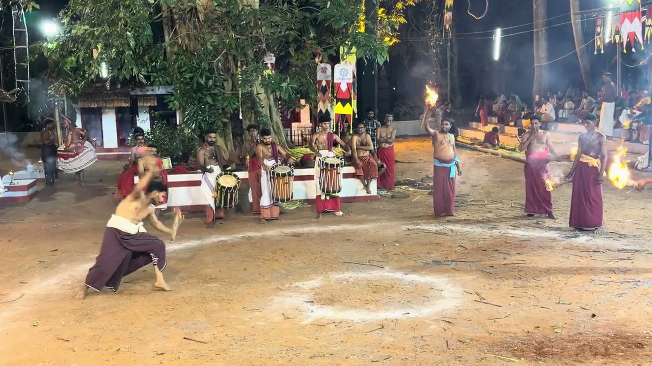 കാവുകളെ ധന്യമാക്കുന്ന തിറയാട്ടം - പാരമ്പര്യത്തിന്റെ നേർക്കാഴ്ച! 🎭🔥