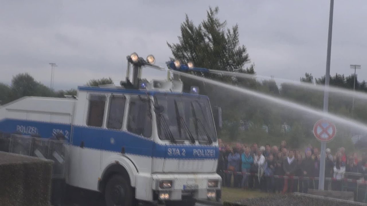 Wasserwerfereinsatz gegen gewaltbereite Demonstranten