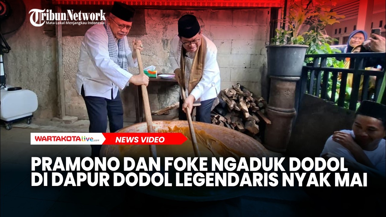 Momen Pramono dan Foke Ngaduk Dodol di Dapur Dodol Legendaris Nyak Mai