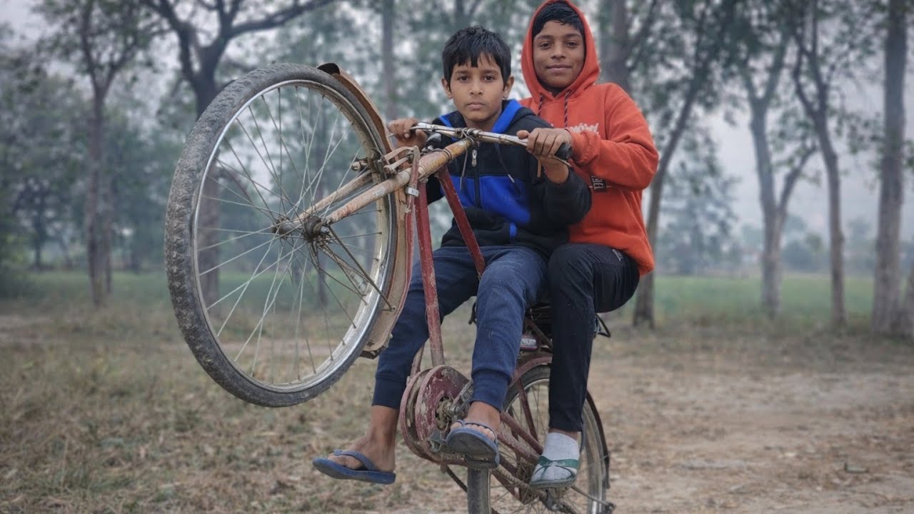 फाइनली हमने मिलकर इस साइकिल को उठा दिया 🤯😱🤯 पूरा वीडियो देखीये बहुत मजा आएगा 🤣🤣😂 @ravivlog-8726🙏