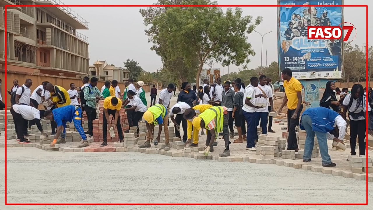 Faso Mêbo : Les étudiants de l’ISTIC mobilisés pour la pose de pavés sur le Boulevard Thomas Sankara