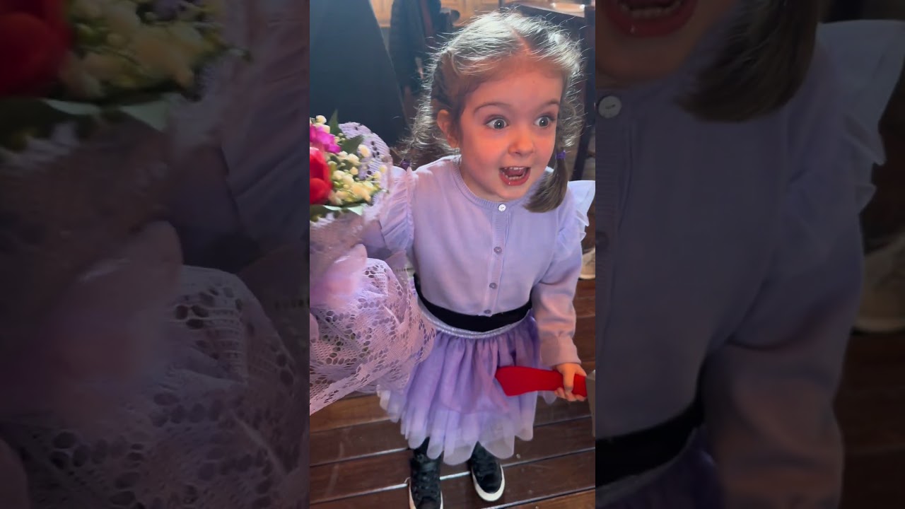Rachele riceve dei fiori #rachele #claudiaerachele #family #compleanno