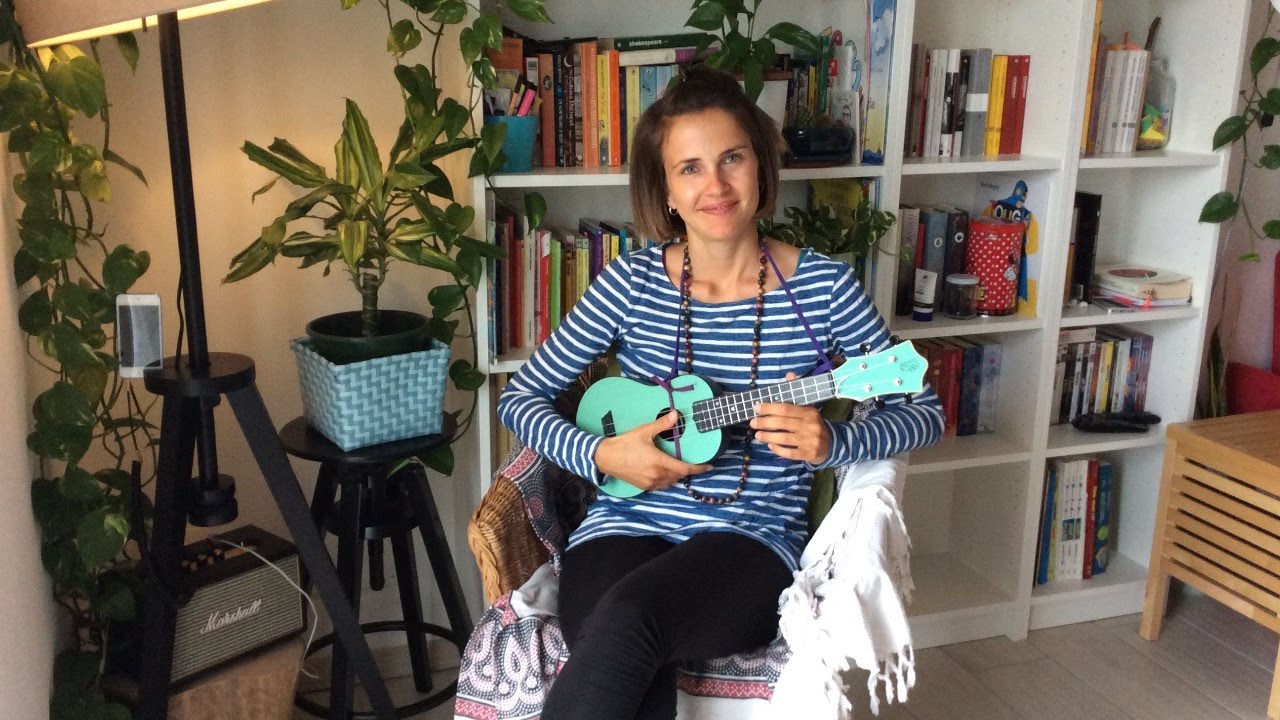 Sing and play in #English - Ukulele songs for kids