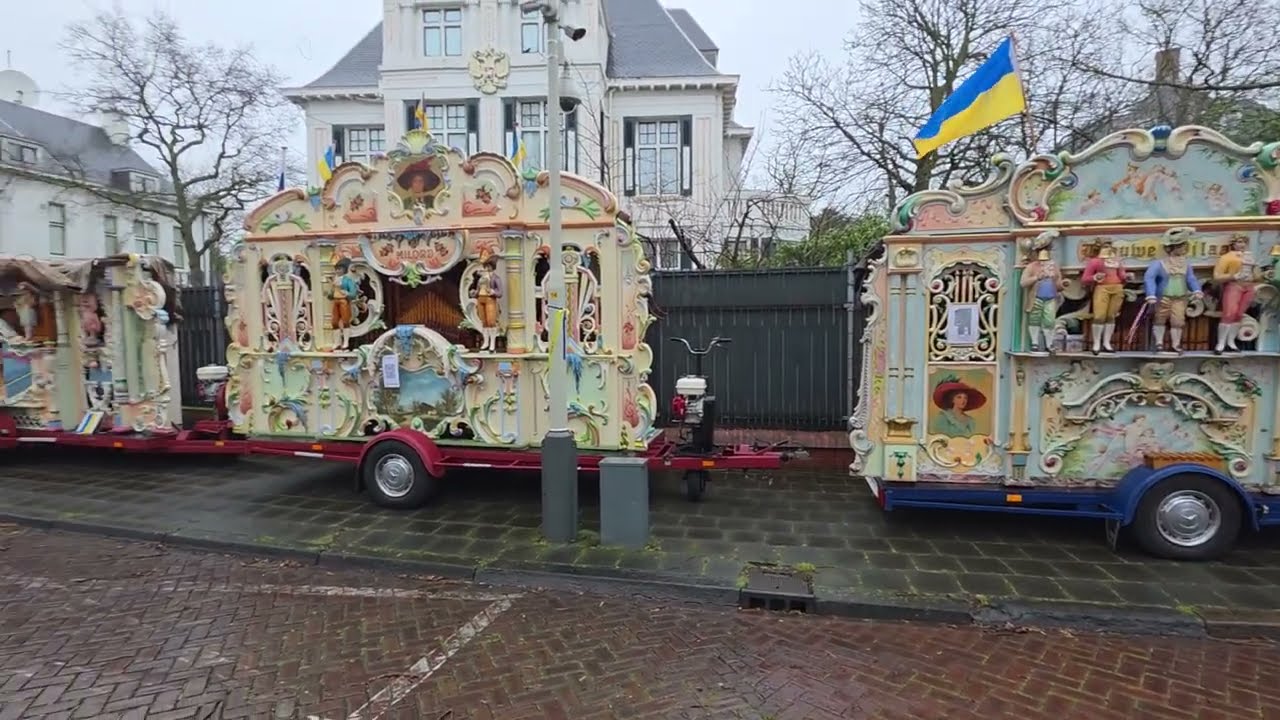 Vier draaiorgels bij de Russische ambassade in Den Haag