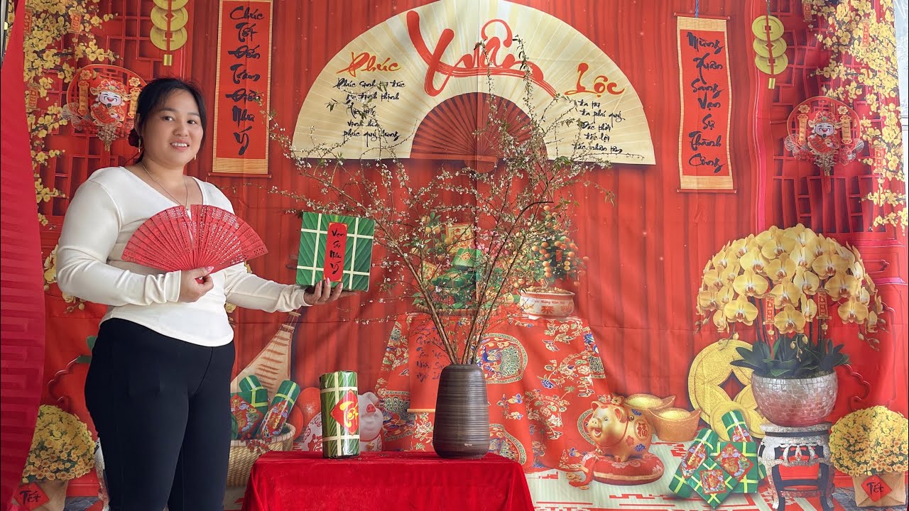 The country girl wraps cakes and prepares the peach blossom tree to welcome the New Year.