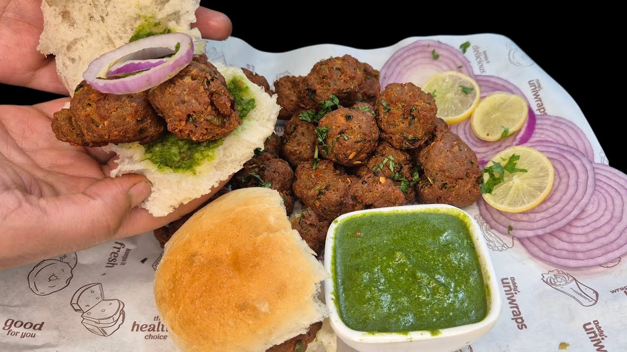 Chatpate and spicy kachche keeme ke kabab इफ्तार बाजार की गलियों में मिलने वाला कच्चे कीमे के कबाब l
