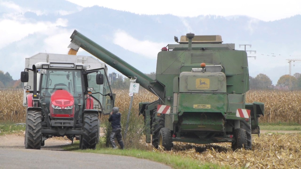 JOHN DEERE 975 M&auml;hdrescher beim entladen