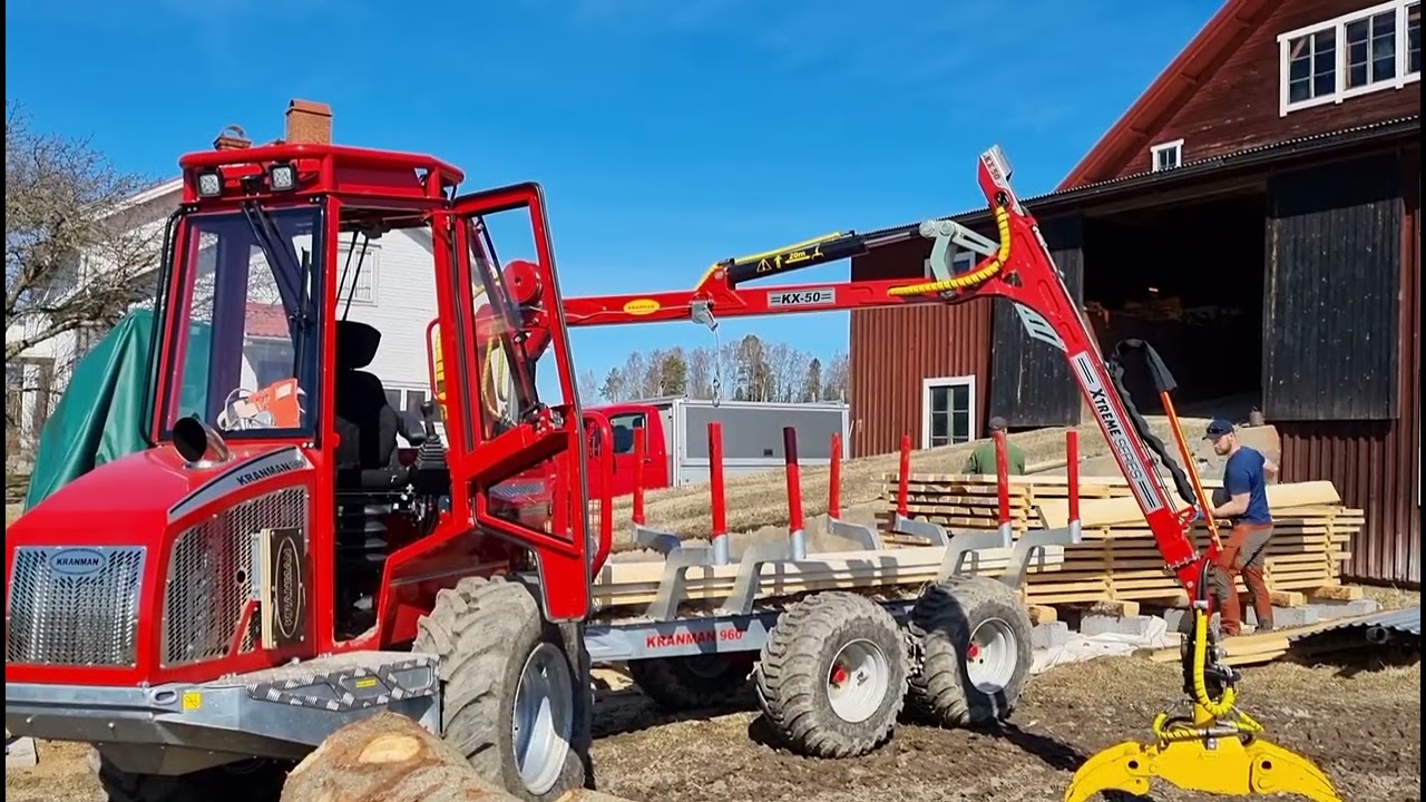 Flyttar vedsäckar och virke upp på skullen