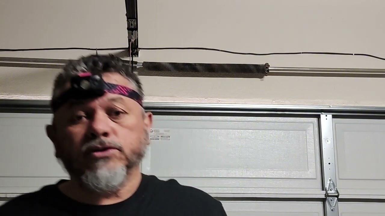 Como cambiar un resorte de tension  en puerta de garage.