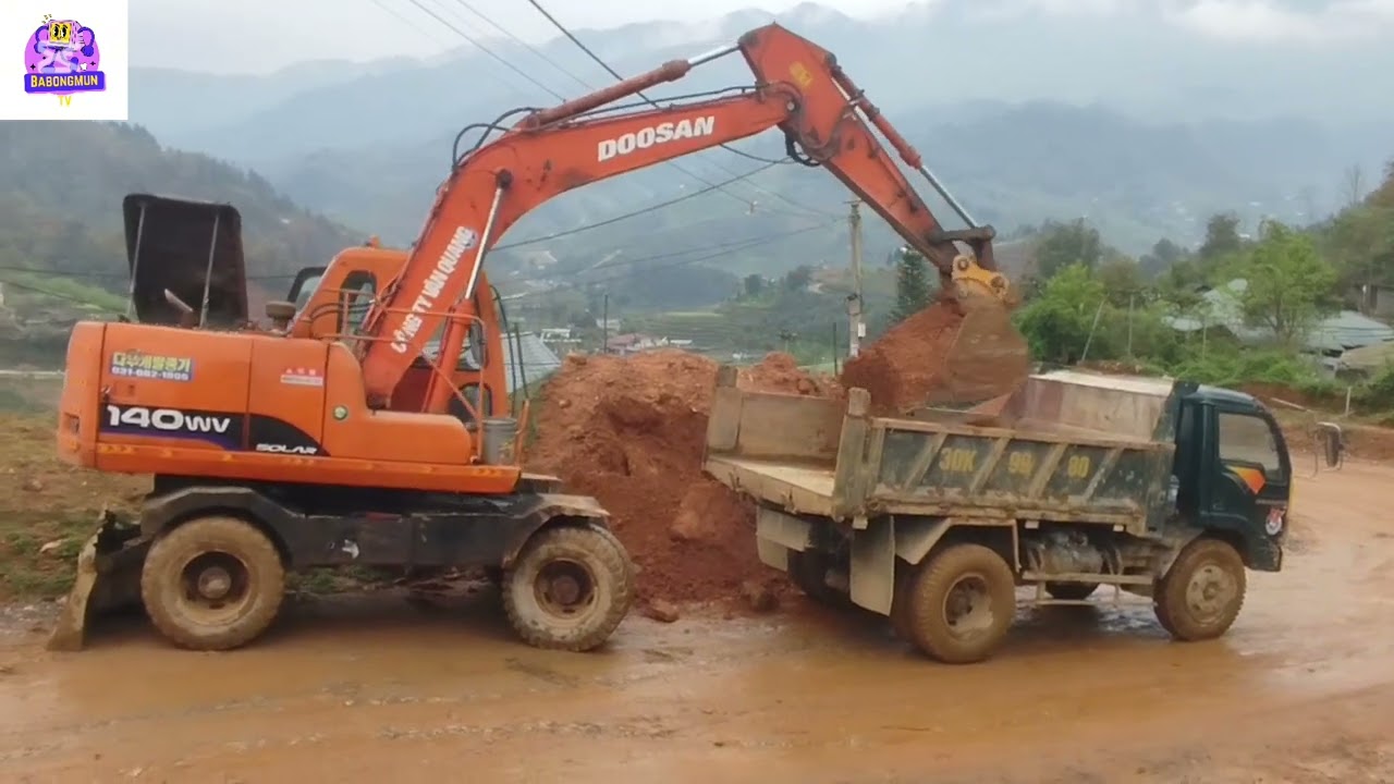 🔧 Hardworking Doosan 140 Excavator at Construction Site! 🚜💪