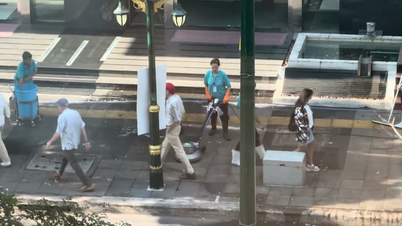Bangkok pedestrian cleaning with scrubbingmachine (歩道のスクラブ清掃)