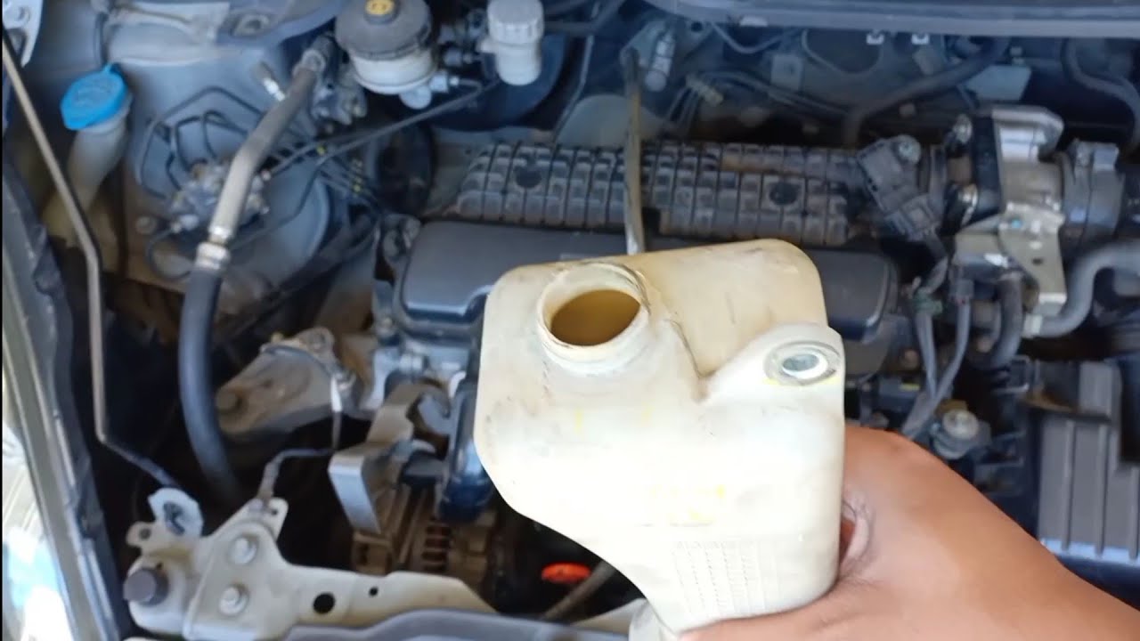 Как снять расширительный бачок радиатора с автомобиля Honda Brio