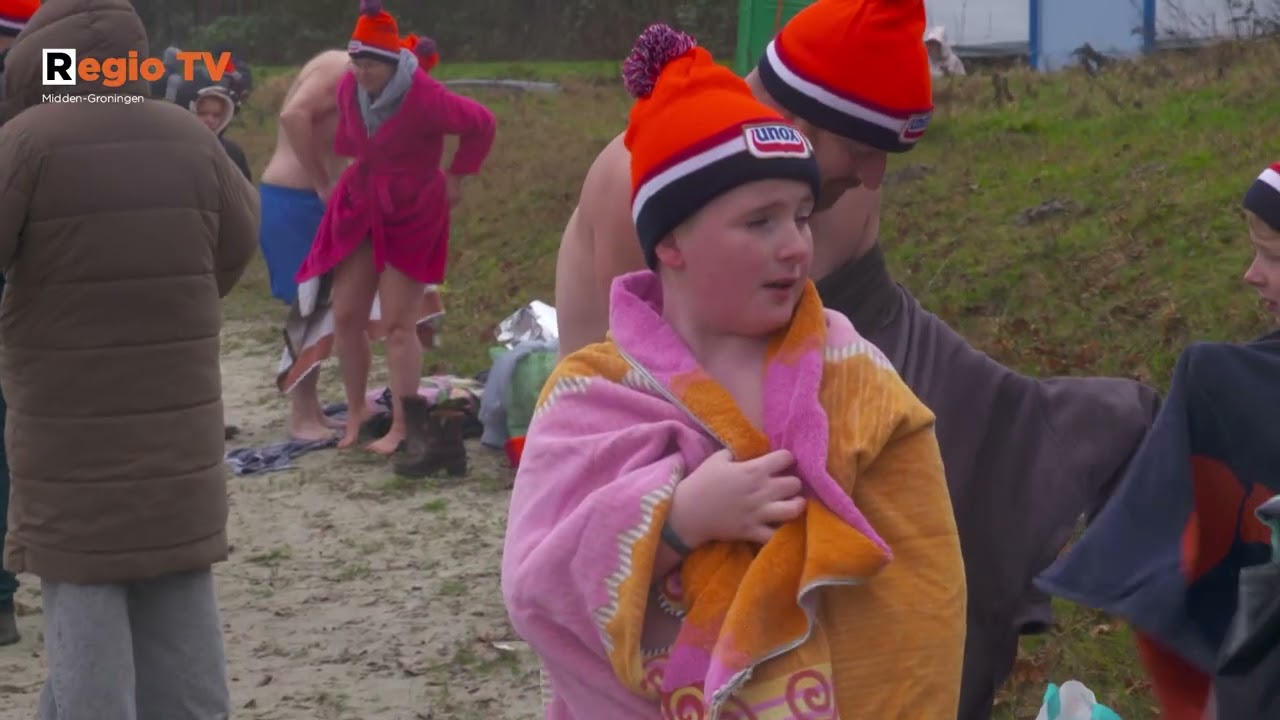 Ondanks harde storm toch een nieuwjaarsduik in Zuidbroek