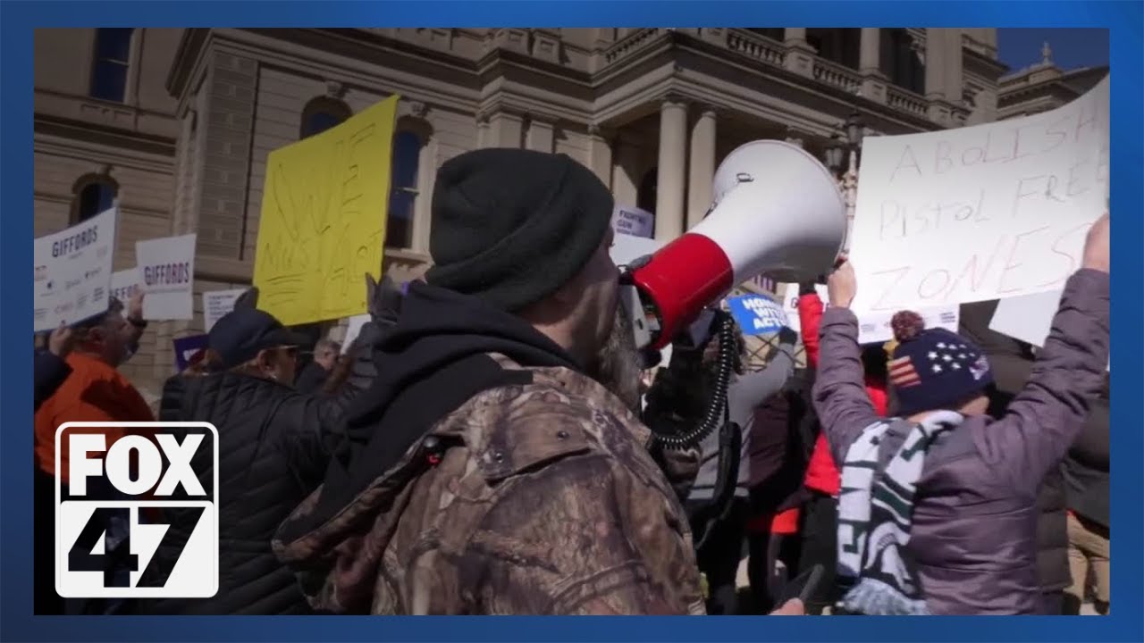 Giffords rally draws hundreds, counter protest on Capitol lawn