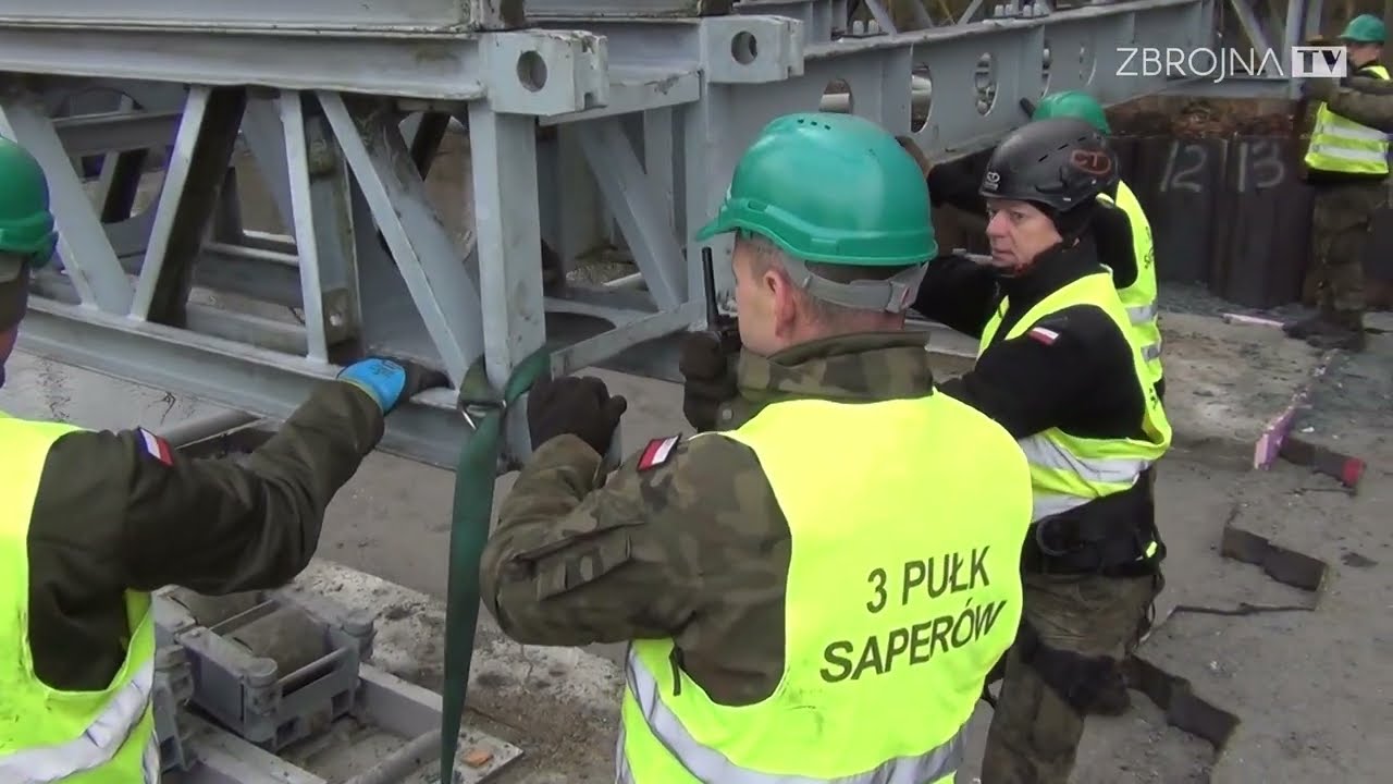 Saperzy z Chełmna potężnym dźwigiem ustawili most