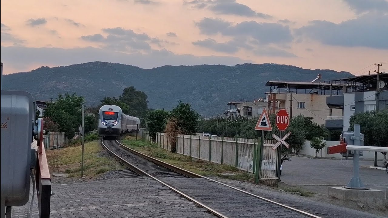 İZMİR-DENİZLİ TRENİ ORTAKLAR HEMZEMİN GEÇİT BARİYERLERİNDEN KORNALI GEÇİŞ...