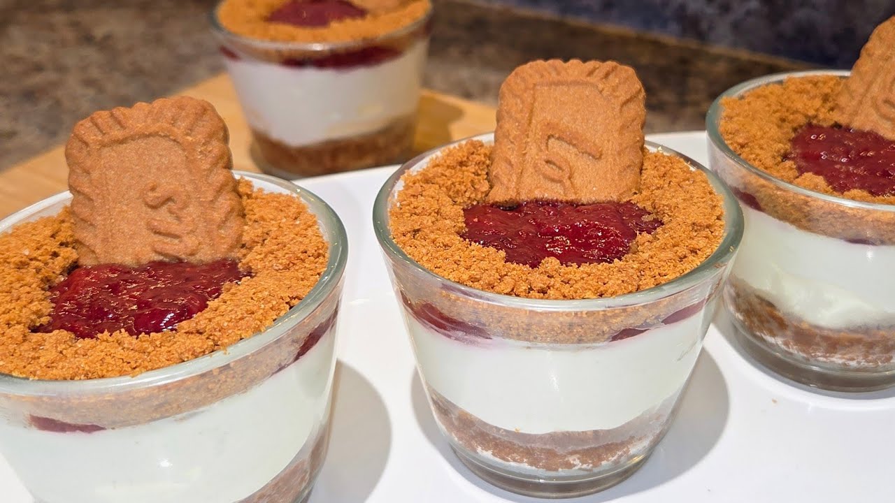 Easy Biscoff No-Bake Cheesecake Recipe |Strawberry Filling Layer 