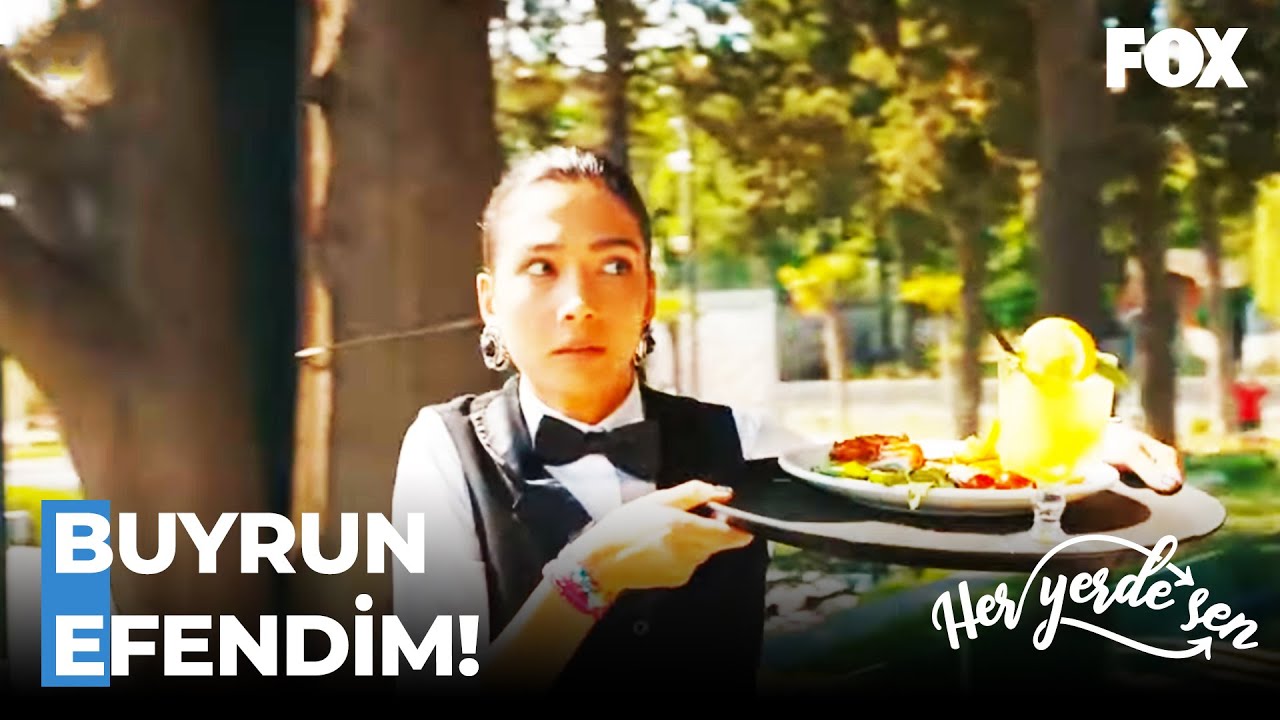 Selin Demir'e Gizlenmek İ&ccedil;in Garson Oldu 😂 - Her Yerde Sen &Ouml;zel Sahneler