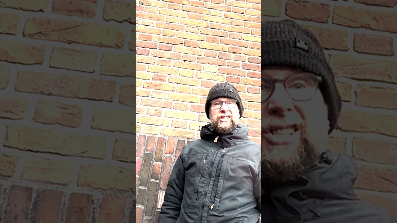 Marlin ziet Frits van Egters uit De Avonden op de Schilderskade de deur uitstappen.