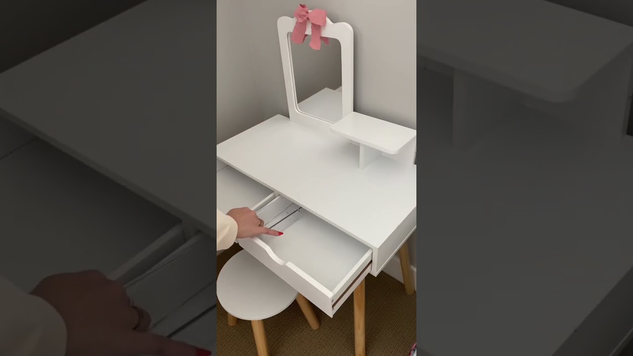 Удивляю свою дочь туалетным столиком