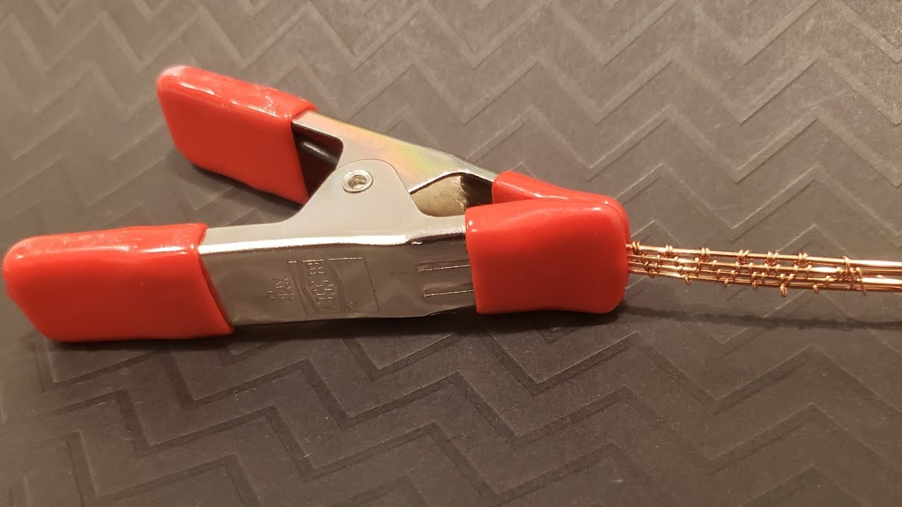 Using a wire clamp during Wire-weaving