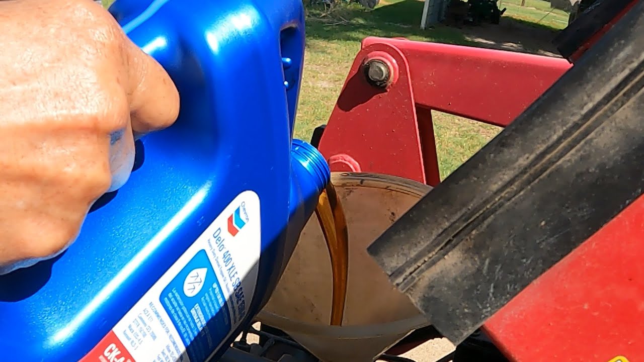 Трактор Mahindra 4025. Простая замена масла.