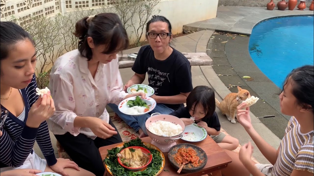 MAKAN DARI HASIL KEBUN SENDIRI