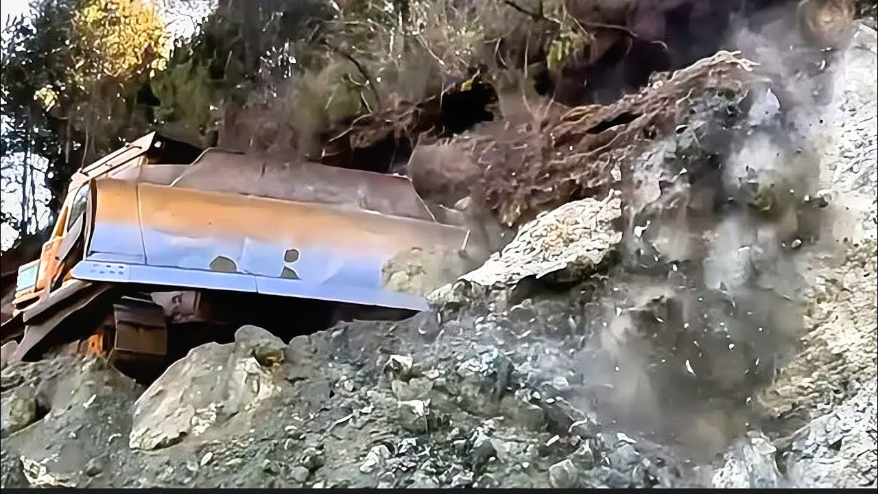 HEYELANLI B&Ouml;LGEDE RİSKLİ orman yolu yapımı- Construction of a RISKY forest road in a landslide area