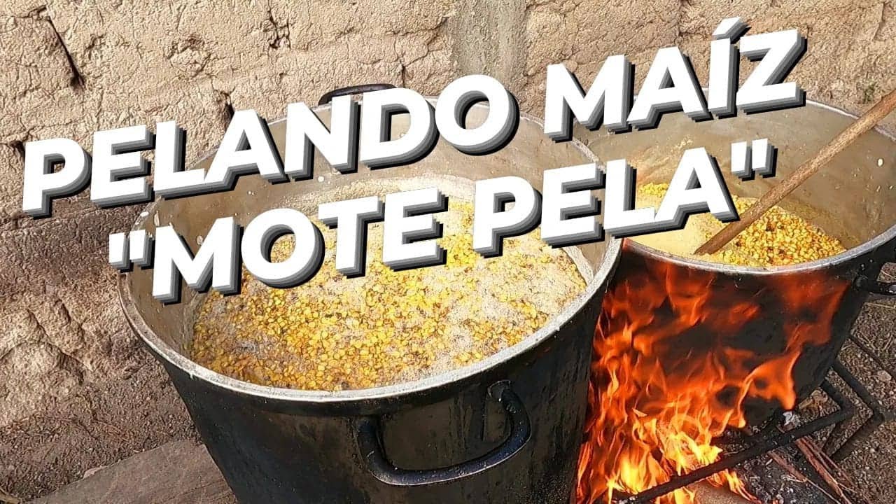 PELANDO MAIZ PARA PREPARAR MOTE PELA