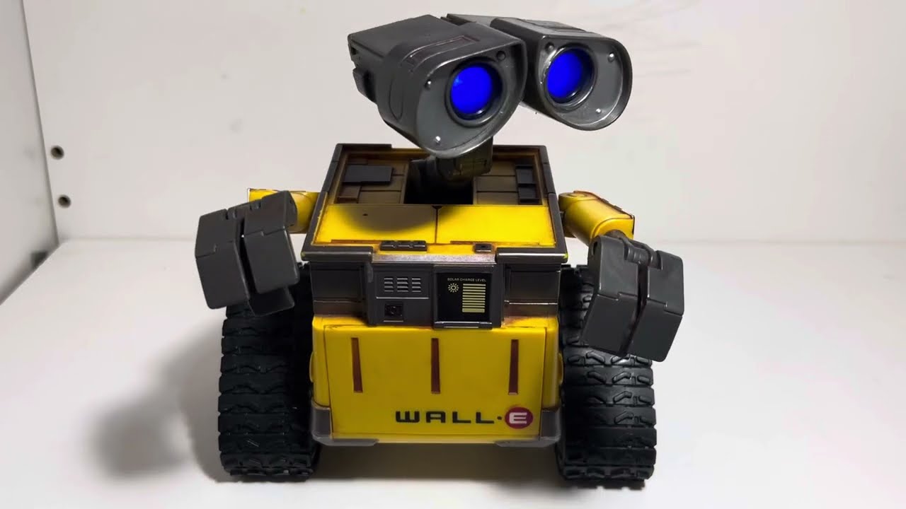 Thinkway Toys Disney Pixar WALL.E (InterAction WALL.E)