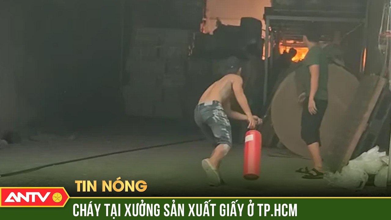 Xưởng giấy cháy ngùn ngụt, công nhân nhanh trí dùng xe nâng di dời tài sản | ANTV