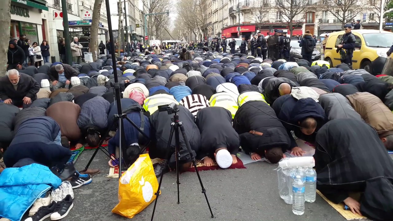 Grand rassemblement pour la prière du vendredi. Clichy/France - 24 Mars 2017
