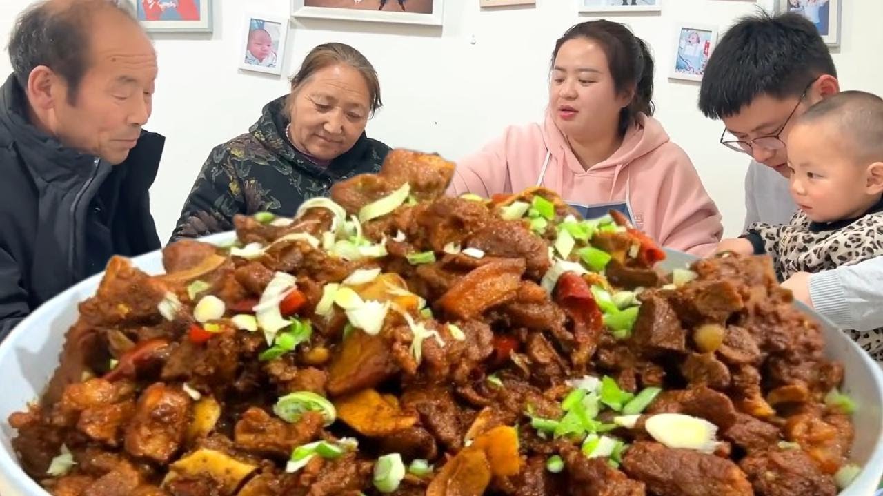 十五斤猪肉豪横下锅！大集猪肉炖酸菜这咕嘟声，这一口直接治愈所有强迫症！【胖手手丹丹】