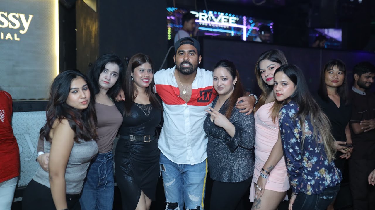 Clubbing In INDIA’s Most Expensive Club😱 -10Lakh ka Bill 💰10 Ladkio ke saath Party Kari 😍🚨