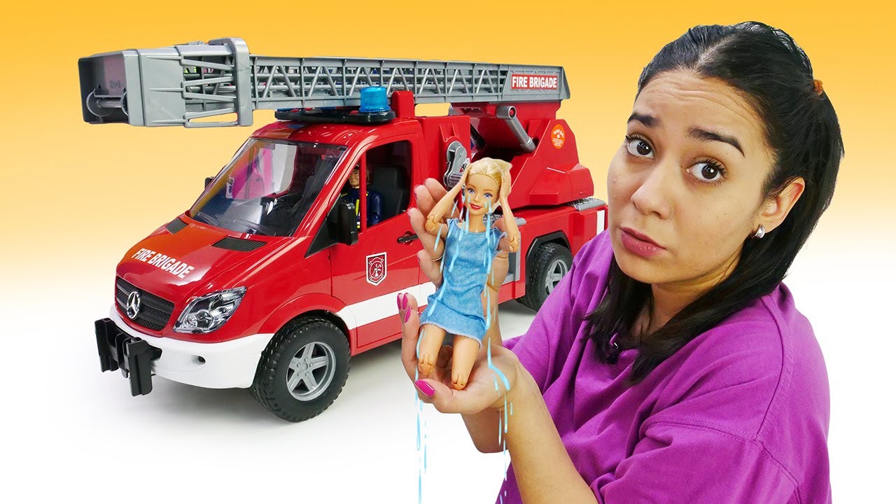 Valeria und  ihre Barbie Puppe in der Lustigen Schule. Feueralarm in der Lustigen Schule