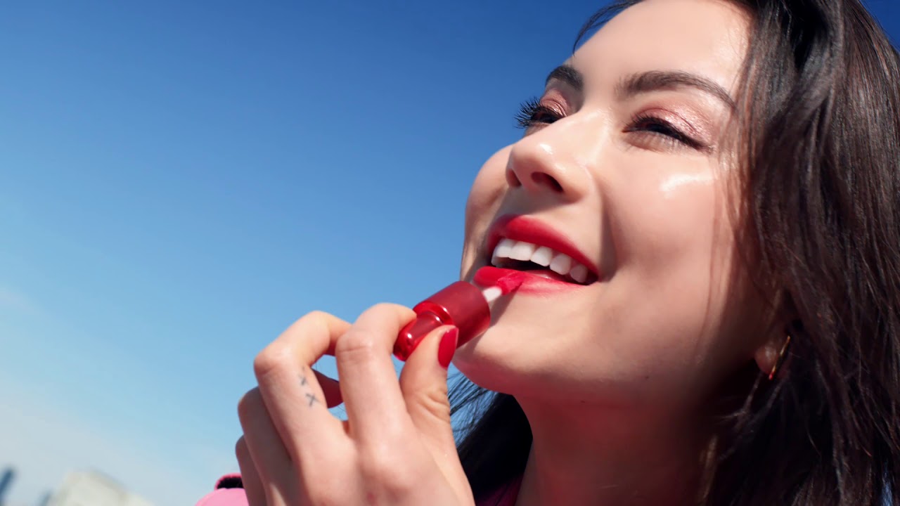 Kiss the Sky with NEW Revlon Kiss Cloud Blotted Lip Color | Revlon Indonesia