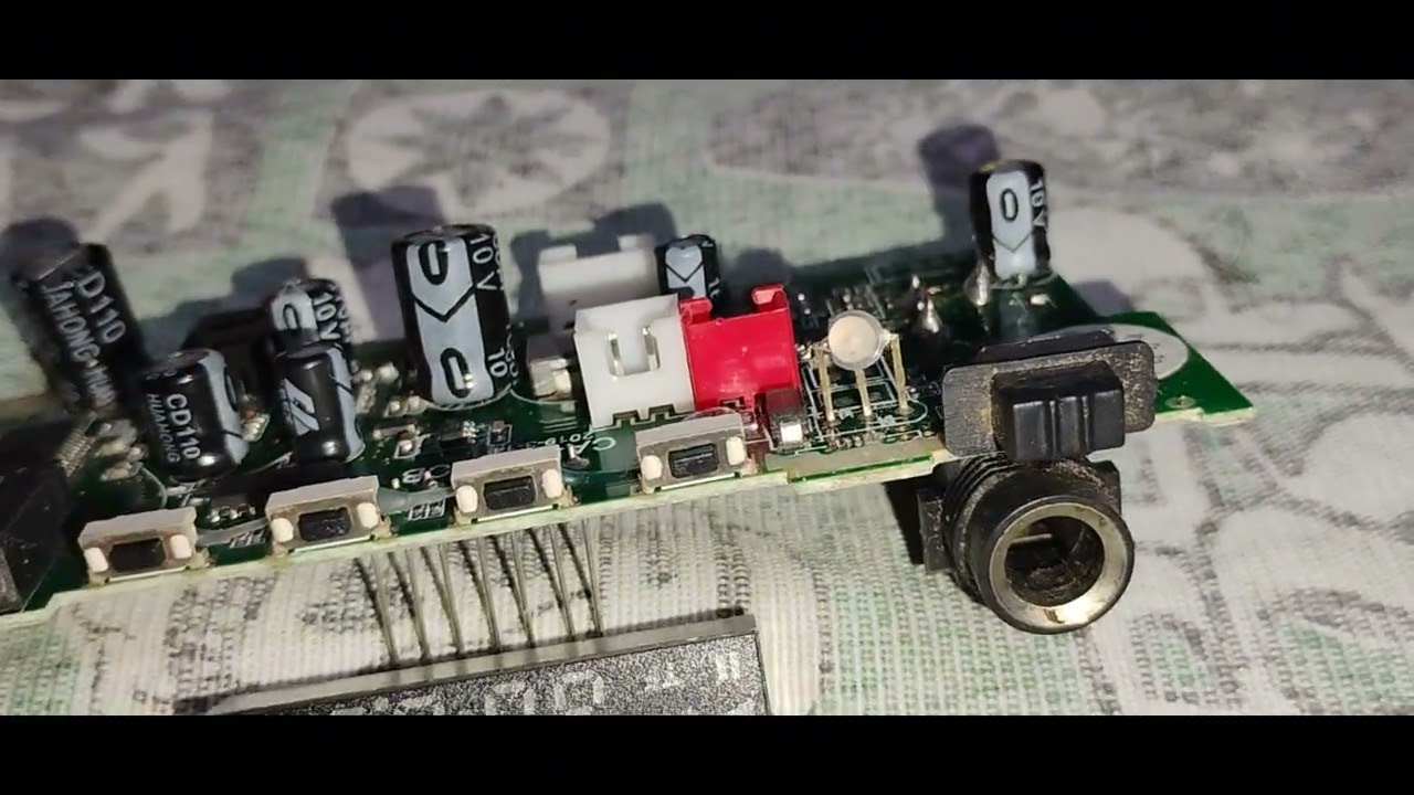 Caixa de som, Lenoxx CA 400A, não liga,conector quebrado.