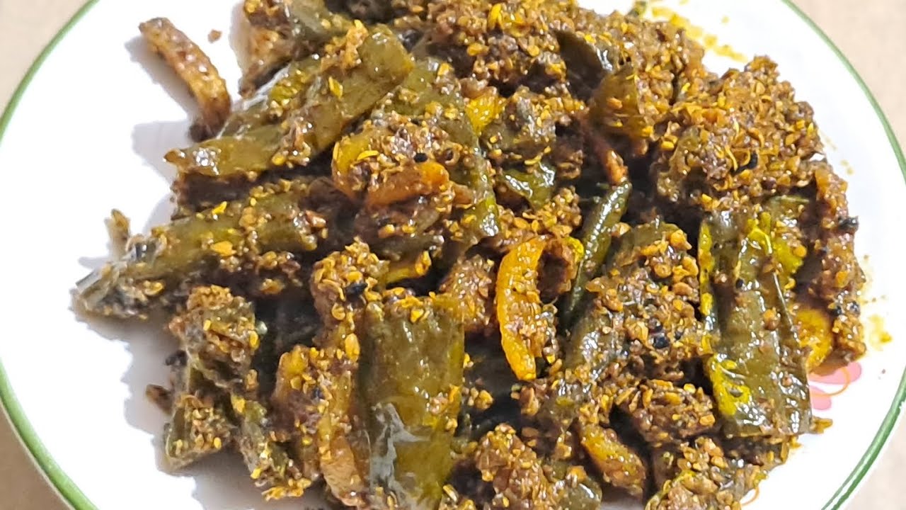 घर पर अदरक मिर्ची लसुन का अचार कैसे बनाएं| इस अचार के साथ अपने भोजन में तीखा स्वाद बनाएं|