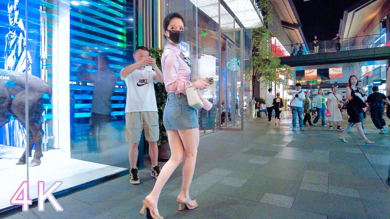 街拍偶遇極品 "短裙高跟美腿"的"知性眼鏡美女"，說不出哪裡突出，但就是極度吸睛 | China Chengdu 4K Mejores Street Fashion Style 2023 