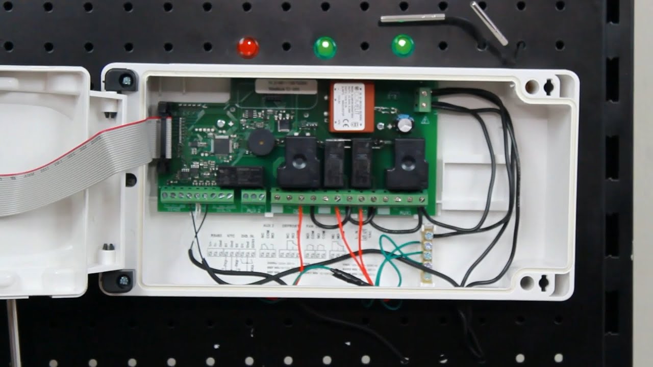 Cómo configurar desde fábrica el controlador AKO 16525A para tus cámaras frigoríficas.