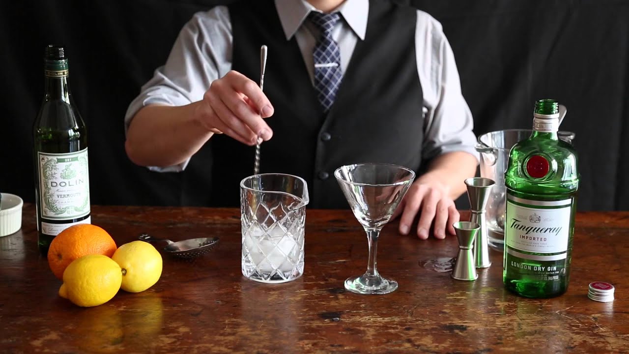 How to Make a Gin Gibson Cocktail
