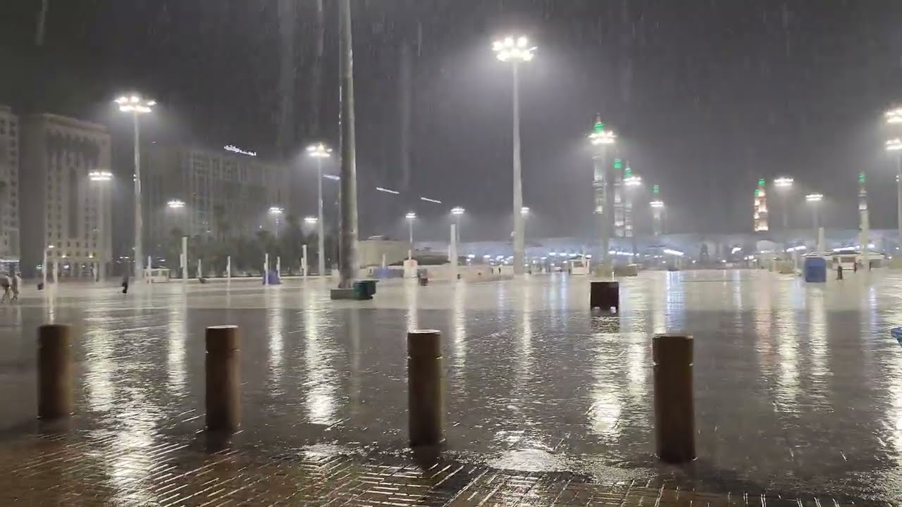 أمطار غزيرة على المسجد النبوي الشريف مع أذان الفجر الإثنين ٩ / ٦ / ١٤٤٤ هجرية