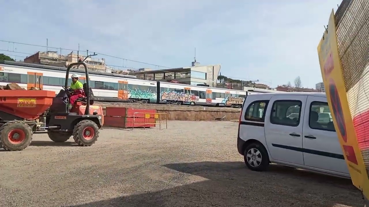 Trenes de Rodalies de Catalunya UT 447/ Civia 465 linea R4 por Sant Feliu