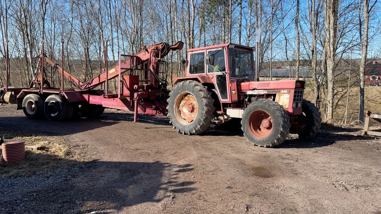 Köp Traktor International 1246 med timmervagn på Klaravik