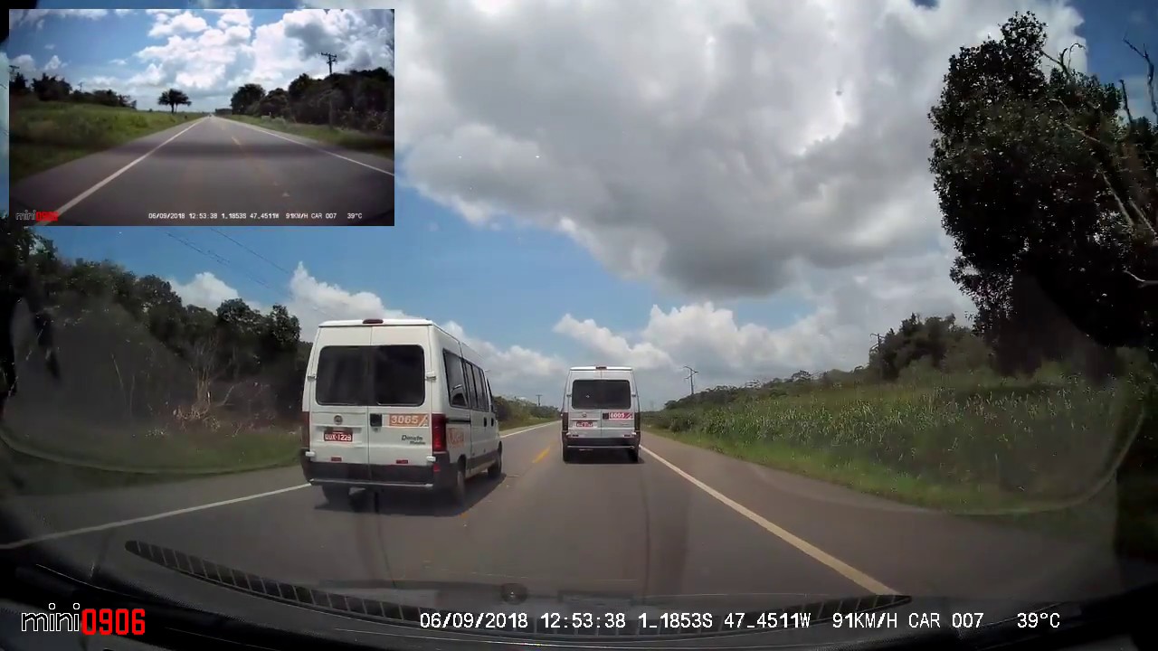 Van faz ultrassagem perigos&iacute;ssima em plena BR