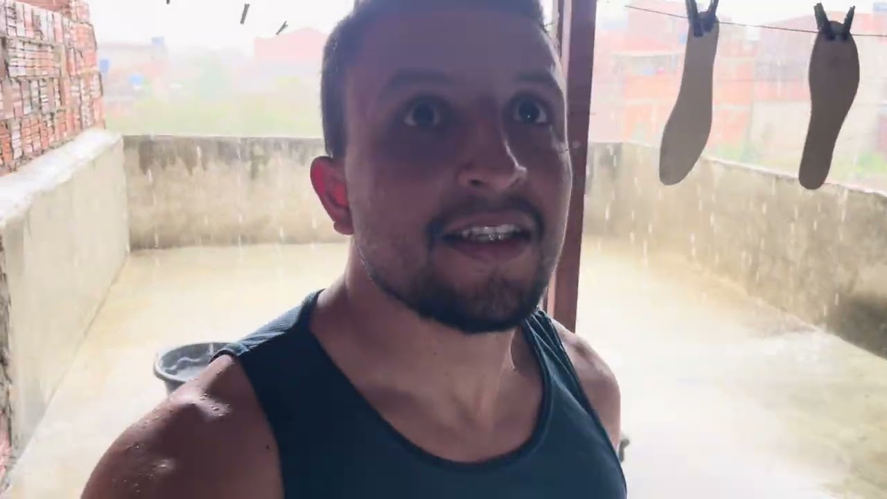 Davi mostra a chuva que Deu na cidade de Caruaru 