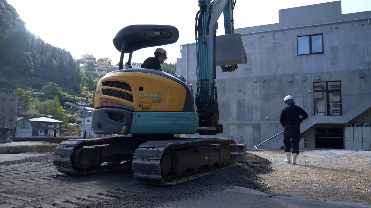 雑草が支配する荒地から駐車場への大変身。舗装と伐開のプロセス。【カタマSP舗装工事】