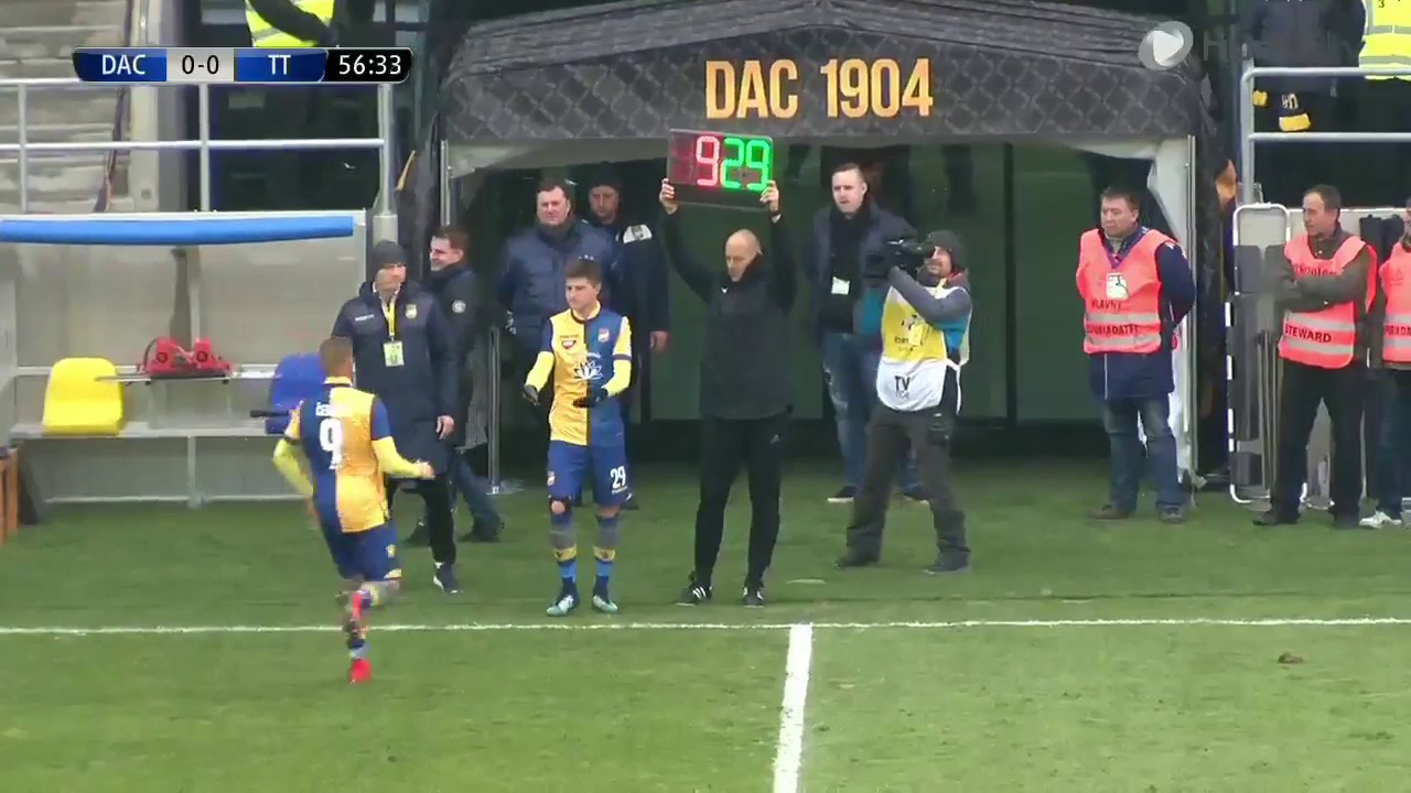 Tréner EL MAESTRO na kolenách...